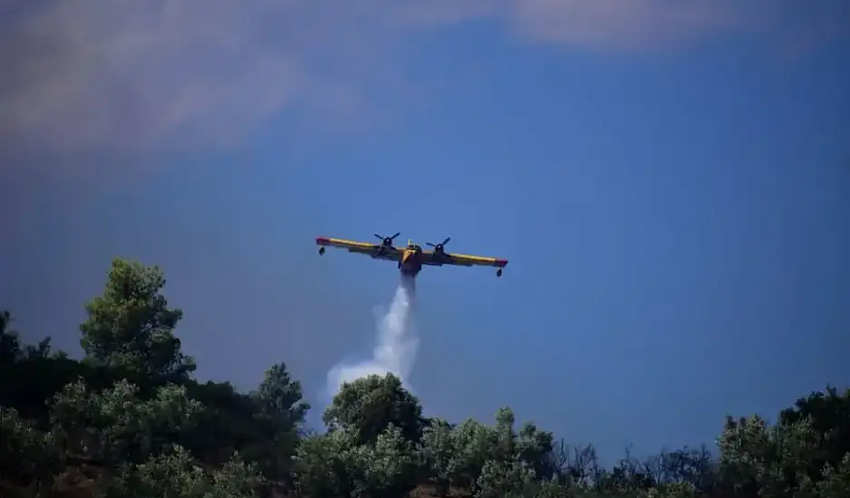 Φωτιά στο Αγρίνιο: Μεγάλη επιχείρηση της Πυροσβεστικής με 5 αεροσκάφη
