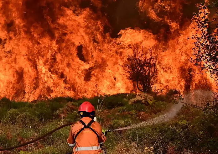 Φωτιά στην Κορινθία: Συνεχίζεται η μάχη με τις φλόγες – Επιχειρούν 490 πυροσβέστες και 31 εναέρια
