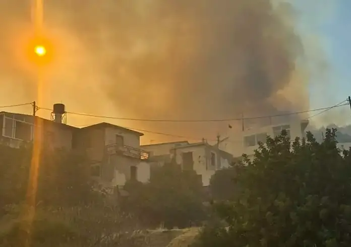 Ρέθυμνο: Τα μποφόρ σπάνε τη φωτιά σε πολλά μέτωπα – Μεγάλη μάχη των πυροσβεστών από γη και αέρα