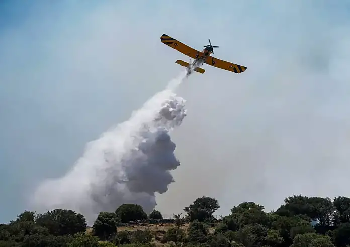 Φωτιά στην Πάτρα: Καίει κοντά σε σπίτια