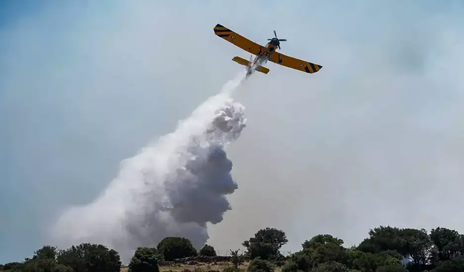 Φωτιά στην Πάτρα: Καίει κοντά σε σπίτια