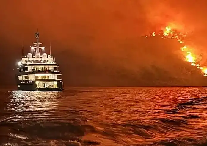 «Βροχή» συλλήψεων για τη φωτιά στην Ύδρα – Με χειροπέδες 13 άτομα από τη θαλαμηγό που «έφυγαν» τα πυροτεχνήματα