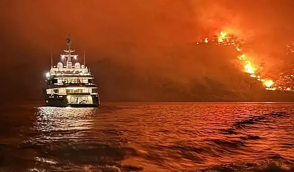 «Βροχή» συλλήψεων για τη φωτιά στην Ύδρα – Με χειροπέδες 13 άτομα από τη θαλαμηγό που «έφυγαν» τα πυροτεχνήματα