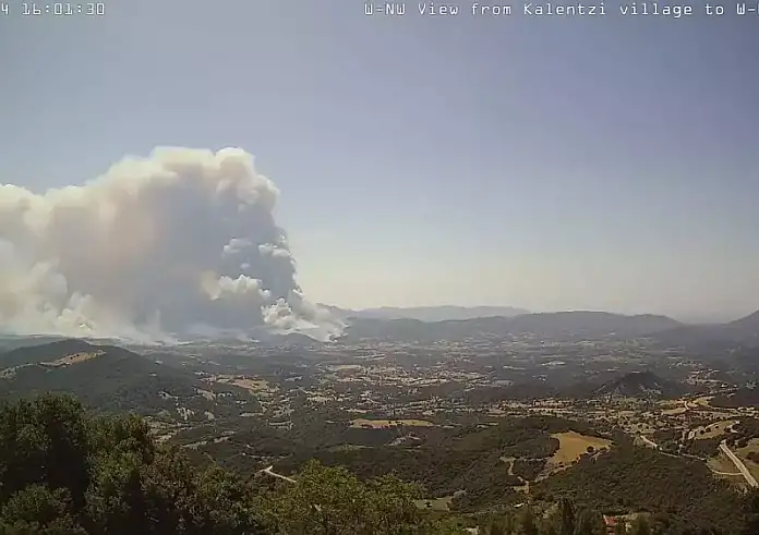 Φωτιά στη Αχαΐα: Ανεξέλεγκτο το πύρινο μέτωπο, συνεχή μηνύματα από το 112 για εκκενώσεις