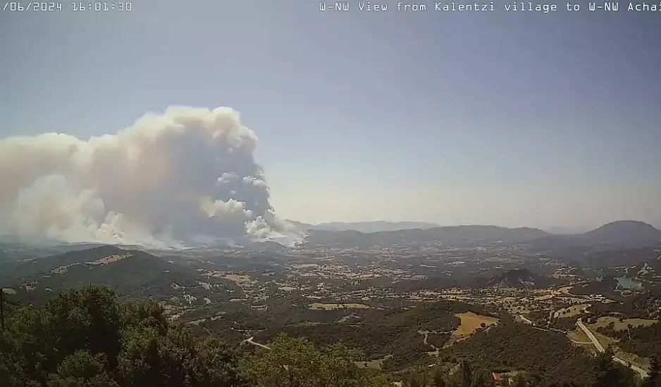 Φωτιά στη Αχαΐα: Ανεξέλεγκτο το πύρινο μέτωπο, συνεχή μηνύματα από το 112 για εκκενώσεις