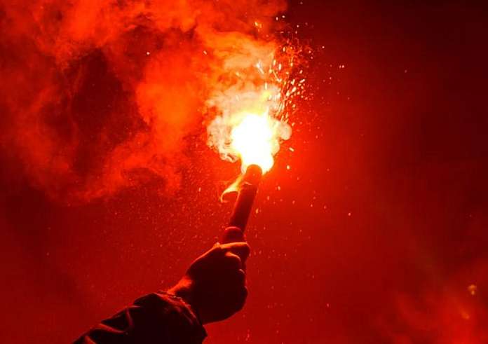 Καλαμάτα: Πατέρας και κόρη τραυματίστηκαν από «αδέσποτη» ναυτική φωτοβολίδα στην αυλή τους
