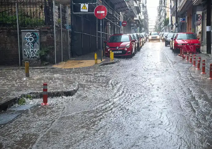 Καιρός: Φθινοπωρινό σκηνικό με βροχές και καταιγίδες από σήμερα – Επικαιροποιήθηκε το έκτακτο δελτίο