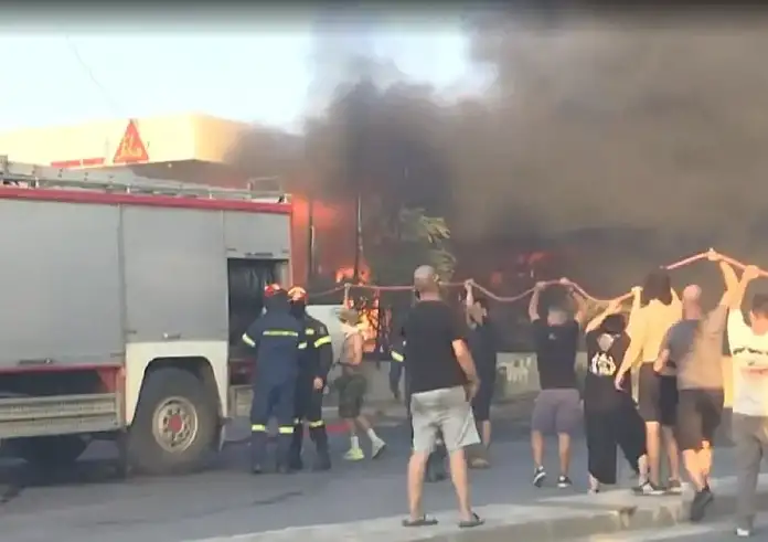 Φωτιά στην Αττική: Εκρήξεις σε επιχείρηση στα Βριλήσσια – Ανθρώπινη αλυσίδα για την κατάσβεση της πυρκαγιάς