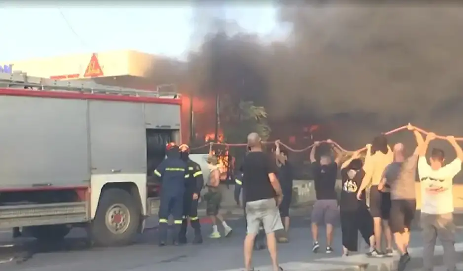 Φωτιά στην Αττική: Εκρήξεις σε επιχείρηση στα Βριλήσσια – Ανθρώπινη αλυσίδα για την κατάσβεση της πυρκαγιάς
