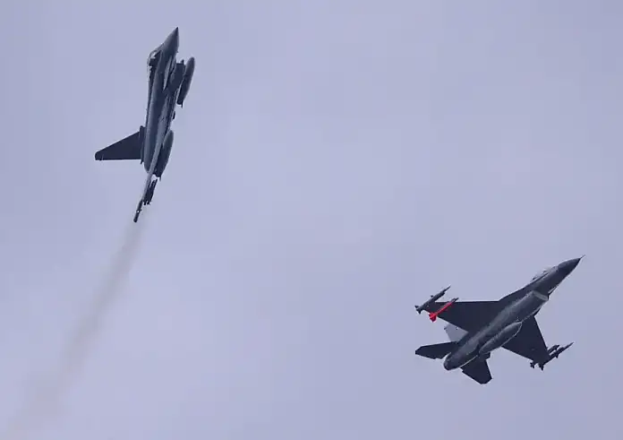 Γαλλία: Αεροσκάφη Rafale συγκρούστηκαν στον αέρα – Βρέθηκε τραυματισμένος ο ένας πιλότος, αναζητούνται άλλοι 2