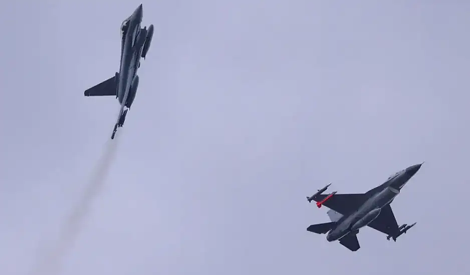 Γαλλία: Αεροσκάφη Rafale συγκρούστηκαν στον αέρα – Βρέθηκε τραυματισμένος ο ένας πιλότος, αναζητούνται άλλοι 2