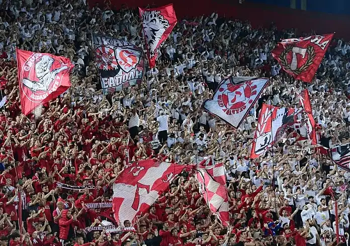 Conference League: Τα σημεία στον Πειραιά όπου έχουν στηθεί οι γιγαντοοθόνες για τον μεγάλο τελικό