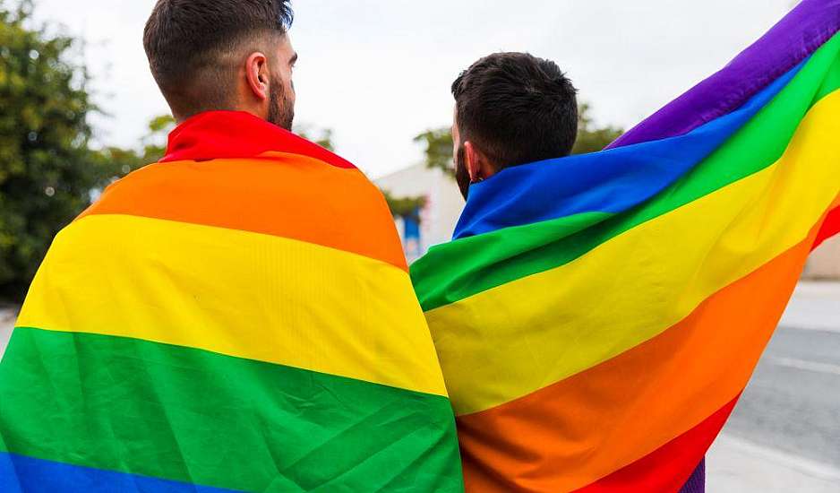 Διεθνή ΜΜΕ: Ελλάδα, η πρώτη ορθόδοξη χώρα που νομιμοποιεί τον γάμο των ομόφυλων ζευγαριών