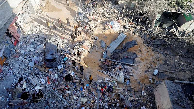 Λωρίδα της Γάζας: Ανασύρουν τους συγγενείς τους από τα ερείπια μετά τους βομβαρδισμούς