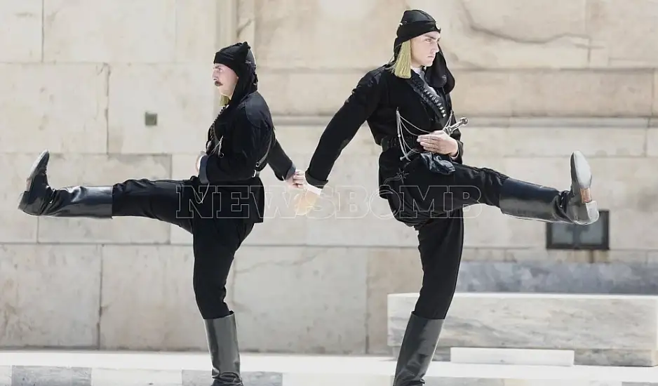 Η προεδρική φρουρά τιμά την Γενοκτονία των Ποντίων: Με παραδοσιακή ποντιακή στολή οι Εύζωνες