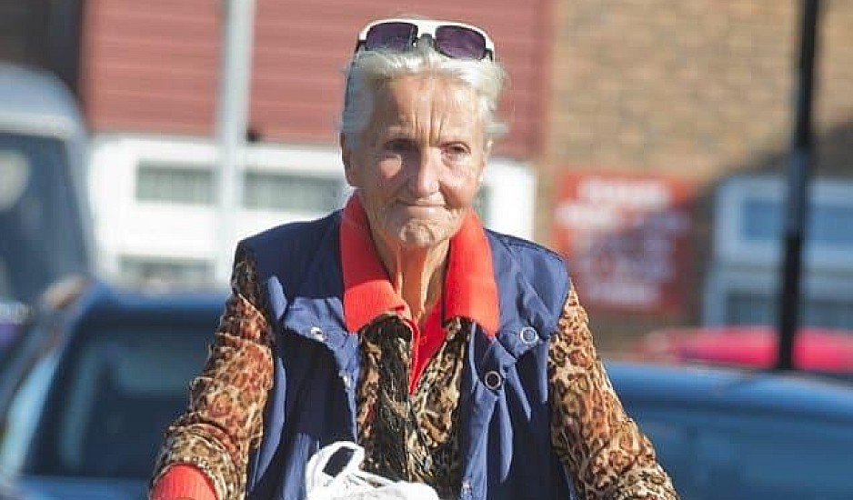 Γιαγιά, 70 ετών, πηγαίνει σε κηδείες αγνώστων εδώ και 14 χρόνια για να τρώει τσάμπα φαγητό από τους μπουφέδες