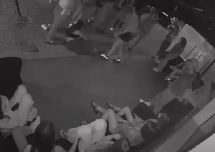 Γλυφάδα: Το TikTok κατέβασε όλα τα βίντεο με τον ξυλοδαρμό της 14χρονης μετά τον σάλο που προκλήθηκε