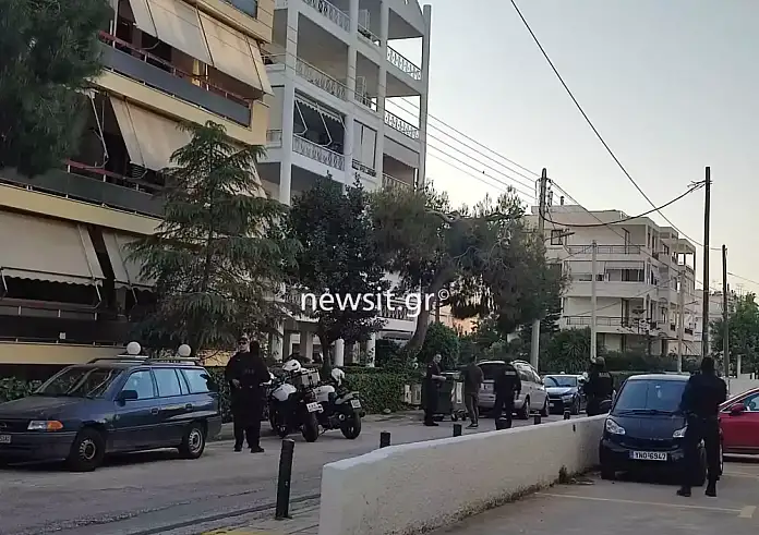 Γλυφάδα: Άνδρας αυτοπυροβολήθηκε μετά από καβγά με τη γυναίκα του στην είσοδο πολυκατοικίας