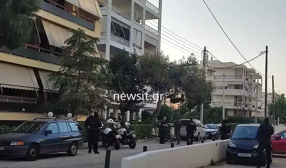 Γλυφάδα: Άνδρας αυτοπυροβολήθηκε μετά από καβγά με τη γυναίκα του στην είσοδο πολυκατοικίας