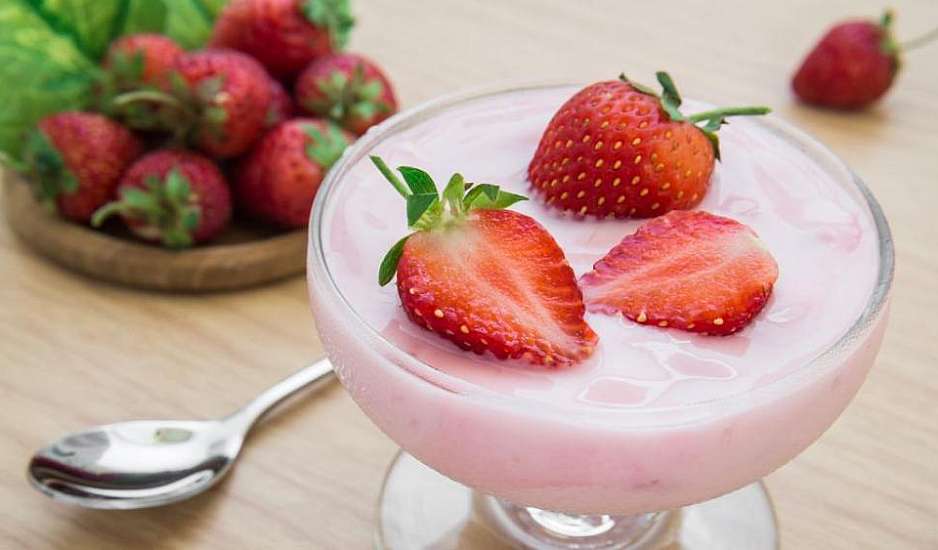 Συνταγή για υγιεινό γλυκό με 3 υλικά - Πλούσια γεύση με κομματάκια φράουλας