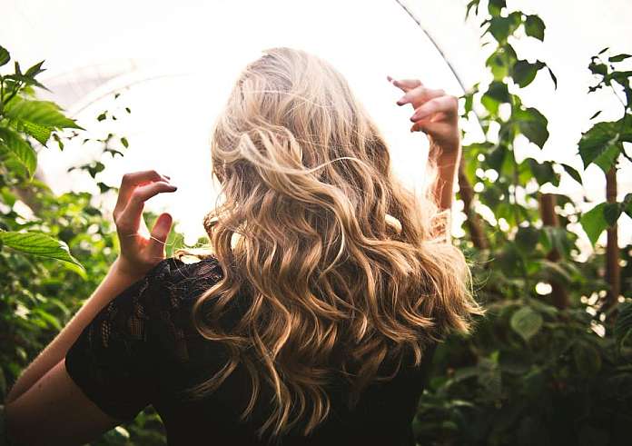Anti-frizz: 5 beauty tips κατά του φριζαρίσματος, για λεία και λαμπερά μαλλιά