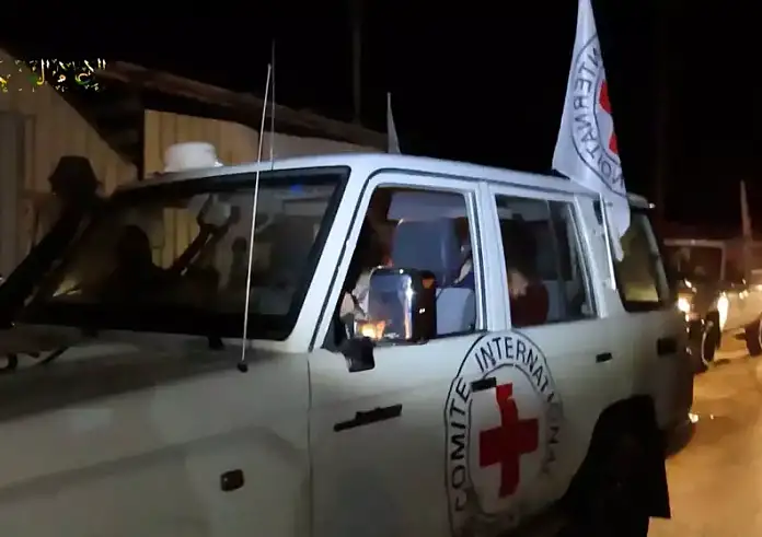 Η Χαμάς παρέδωσε 17 ομήρους στον Ερυθρό Σταυρό για να γίνει η ανταλλαγή με το Ισραήλ
