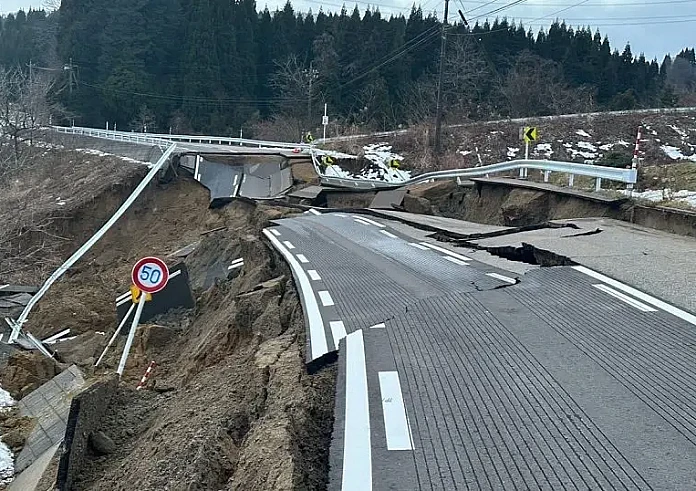 Σεισμός στην Ιαπωνία: Εικόνες αποκάλυψης μετά τα 7,6 Ρίχτερ που διέλυσαν δρόμους και υποδομές
