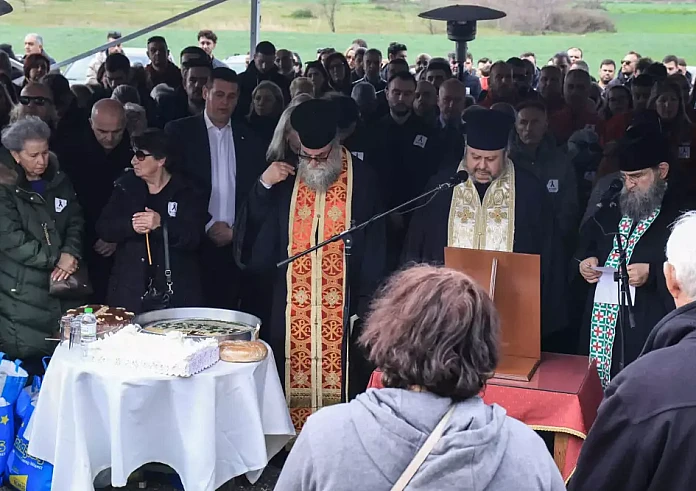 Τέμπη: Ξέσπασε σε κλάματα ο ιερέας που διάβασε τα ονόματα των 57 θυμάτων στο μνημόσυνο των θυμάτων