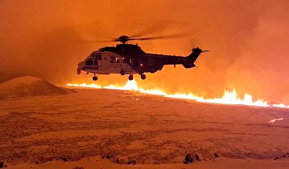 Ισλανδία: Σιντριβάνια λάβας έως και 100 μέτρων – Live εικόνα από την έκρηξη ηφαιστείου