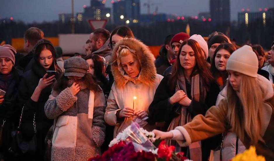 Παραμένουν αναπάντητα ερωτήματα για το μακελειό στη Μόσχα – Επιμένει να διεκδικεί την ευθύνη το ISIS, ποιοι κερδίζουν από τη σφαγή