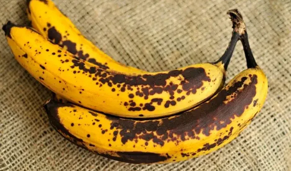 Πώς να αποθηκεύσετε τις μπανάνες για να μην μαυρίσουν γρήγορα