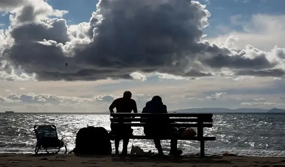 Με δύο πρόσωπα ο καιρός: Πού θα βρέξει και πού θυμίζει άνοιξη – Έντονα φαινόμενα την Τετάρτη