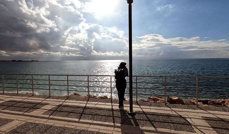Καιρός: Βελτιωμένος με λίγες νεφώσεις και άνοδο της θερμοκρασίας