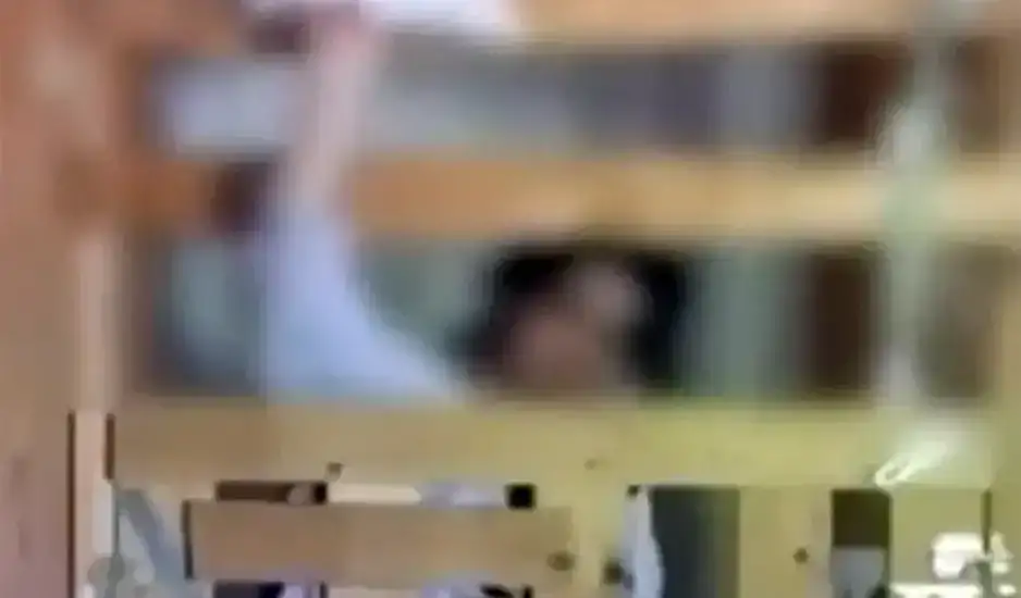Καλαμάτα: Το κλουβί που λέτε, δεν είναι τίποτα παραπάνω από μια κούνια, λέει η μητέρα της 29χρονης