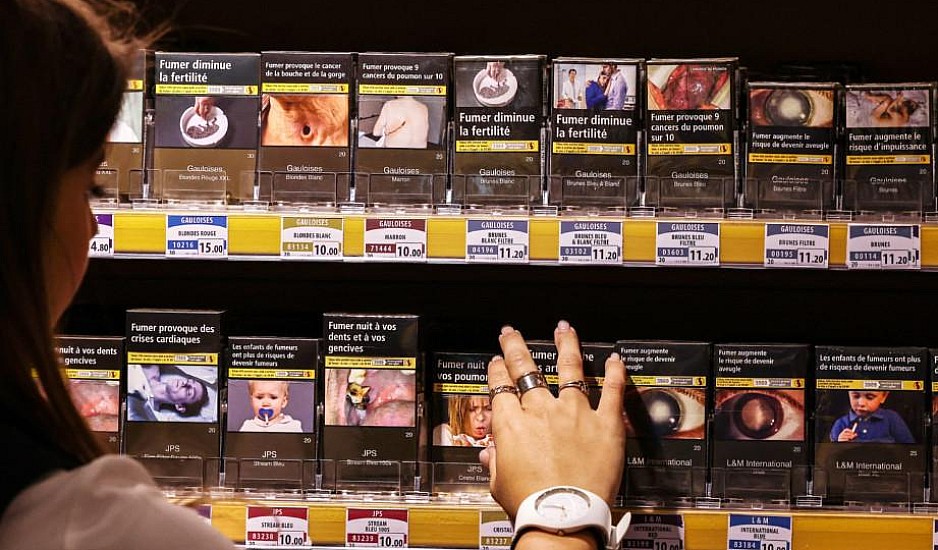 Η Γαλλία βάζει φρένο στο κάπνισμα – Στα 12 ευρώ η τιμή του πακέτου
