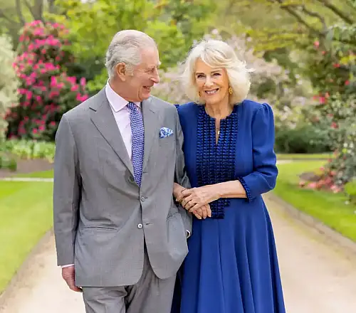 Βασιλιάς Κάρολος: Πόζαρε χαμογελαστός αγκαζέ με την Καμίλα στους κήπους του Μπάκιγχαμ για την επέτειο του γάμου του