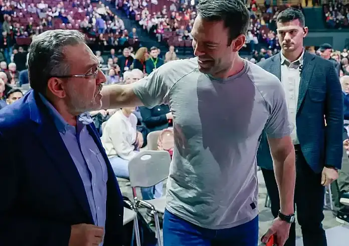 Πώς η παραίτηση του Όθωνα Ηλιόπουλου μπορεί να ανοίξει τον δρόμο για τη Βουλή στον Στέφανο Κασσελάκη