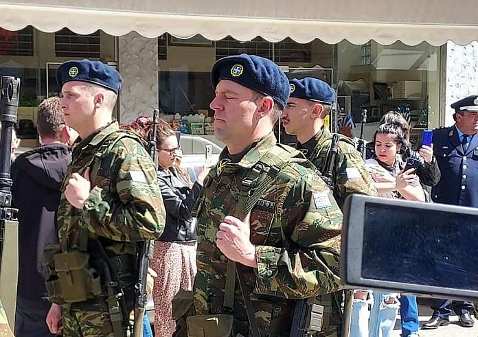 Η παρέλαση του Στέφανου Κασσελάκη στη Θήβα (Βίντεο)