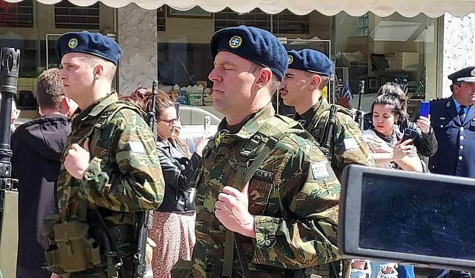 Η παρέλαση του Στέφανου Κασσελάκη στη Θήβα (Βίντεο)