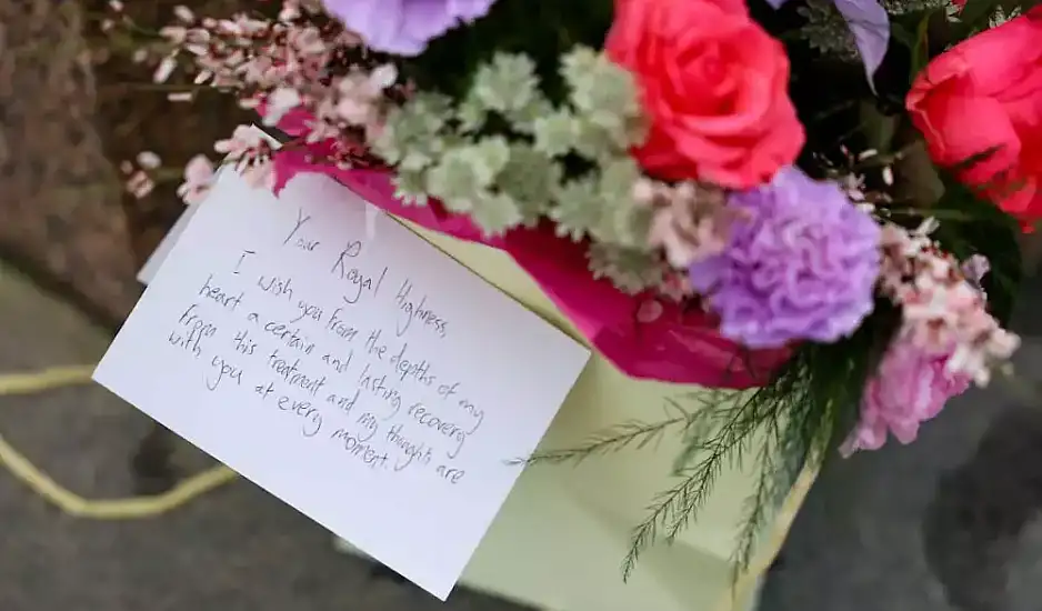 Κέιτ Μίντλετον: Κύμα συμπαράστασης έξω από το Κάστρο του Γουίνδσορ – Πλήθος κόσμου αφήνει λουλούδια και γράμματα