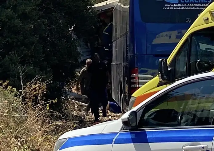 Κέρκυρα: Τροχαίο με έναν νεκρό και τρεις τραυματίες από πρόσκρουση τουριστικού λεωφορείου σε νταλίκα