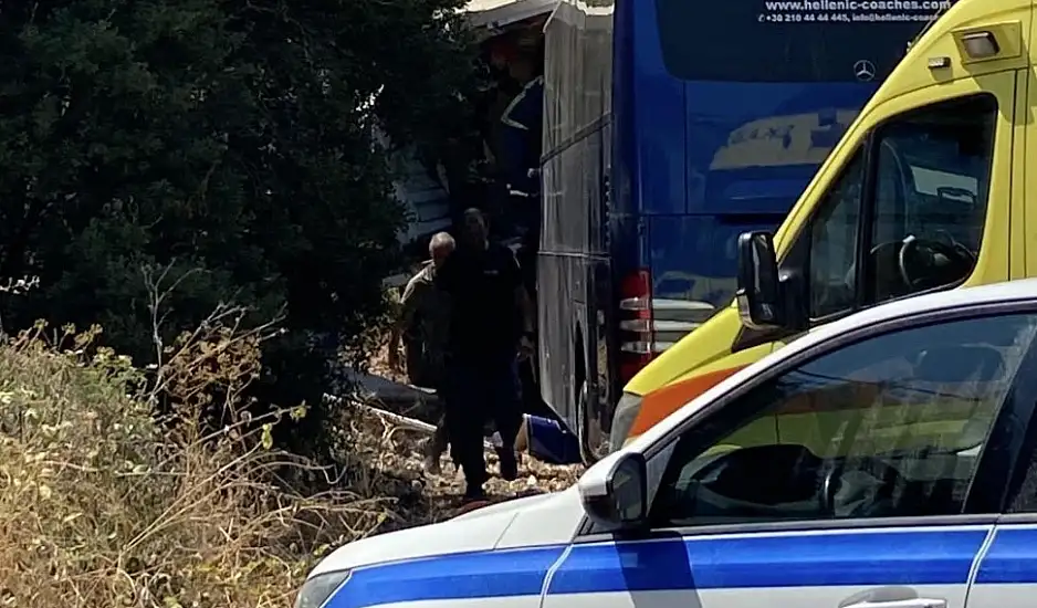Κέρκυρα: Τροχαίο με έναν νεκρό και τρεις τραυματίες από πρόσκρουση τουριστικού λεωφορείου σε νταλίκα