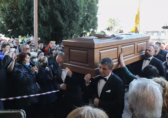 Βασίλης Καρράς: Λαοθάλασσα στην ταφή του στο Κοκκινοχώρι Καβάλας