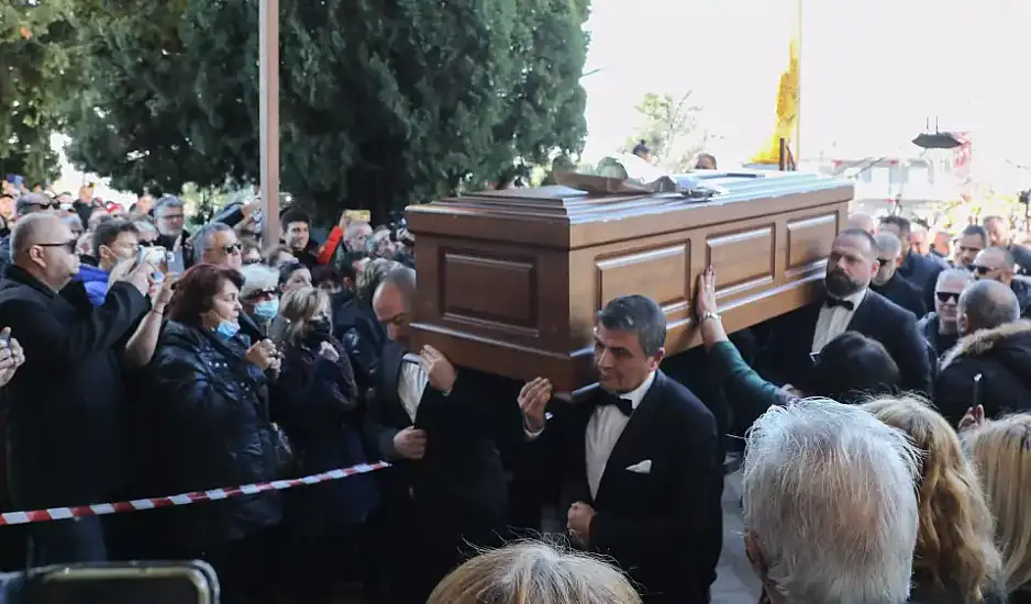 Βασίλης Καρράς: Λαοθάλασσα στην ταφή του στο Κοκκινοχώρι Καβάλας