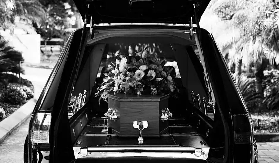 Γυναίκα συνειδητοποιεί στην κηδεία του γιου της ότι είναι ακόμα ζωντανός