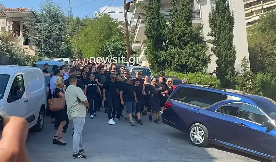 Χαλκιδική: Αυτή την ώρα στη Βέροια η κηδεία του 19χρονου Γιάννη που σκοτώθηκε στο λούνα παρκ στο Πευκοχώρι