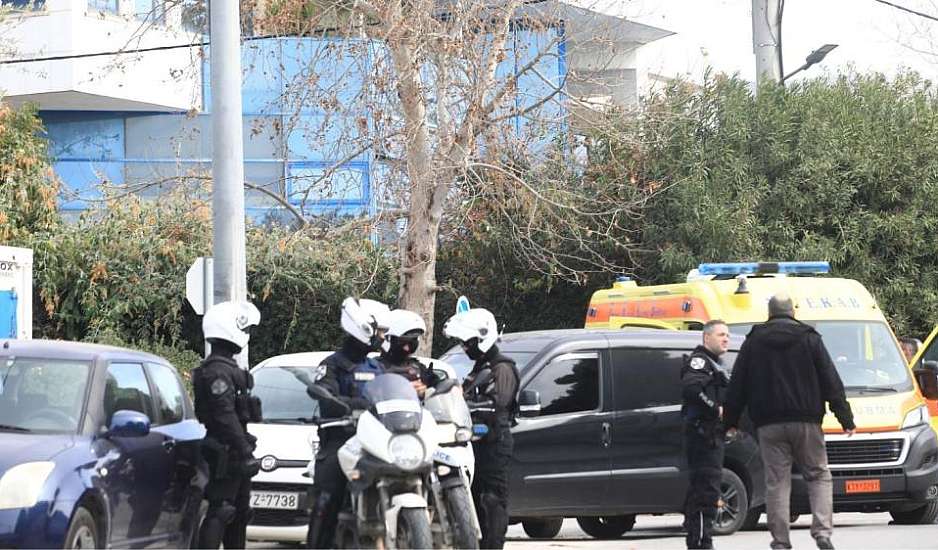 Μακελειό στη Γλυφάδα: Σε κλίμα οδύνης η κηδεία της Μαρίας Καρνέση και του Αντώνη Βλασσάκη
