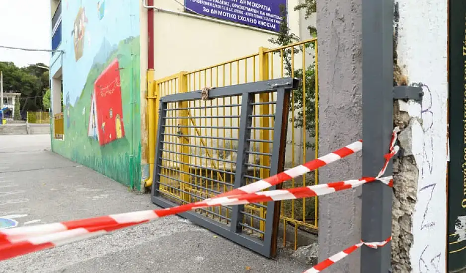 Κηφισιά: Τρεις συλλήψεις για την πτώση πόρτας σε δημοτικό σχολείο. Καλά στην υγεία του ο 9χρονος