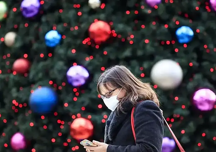 Ανησυχία των ειδικών για την έξαρση των κρουσμάτων κορονοϊού στις γιορτές – Πότε αναμένουν την κορύφωση