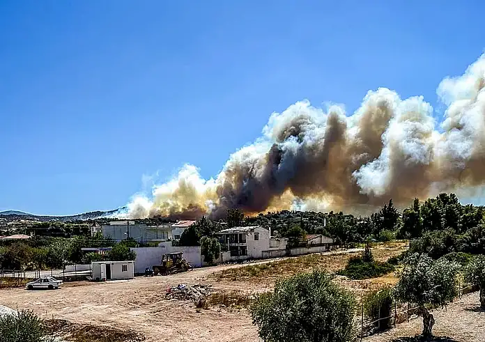 Σε ύφεση η πυρκαγιά στην Αγία Μαρίνα Κορωπίου – Κοντά στα σπίτια οι φλόγες